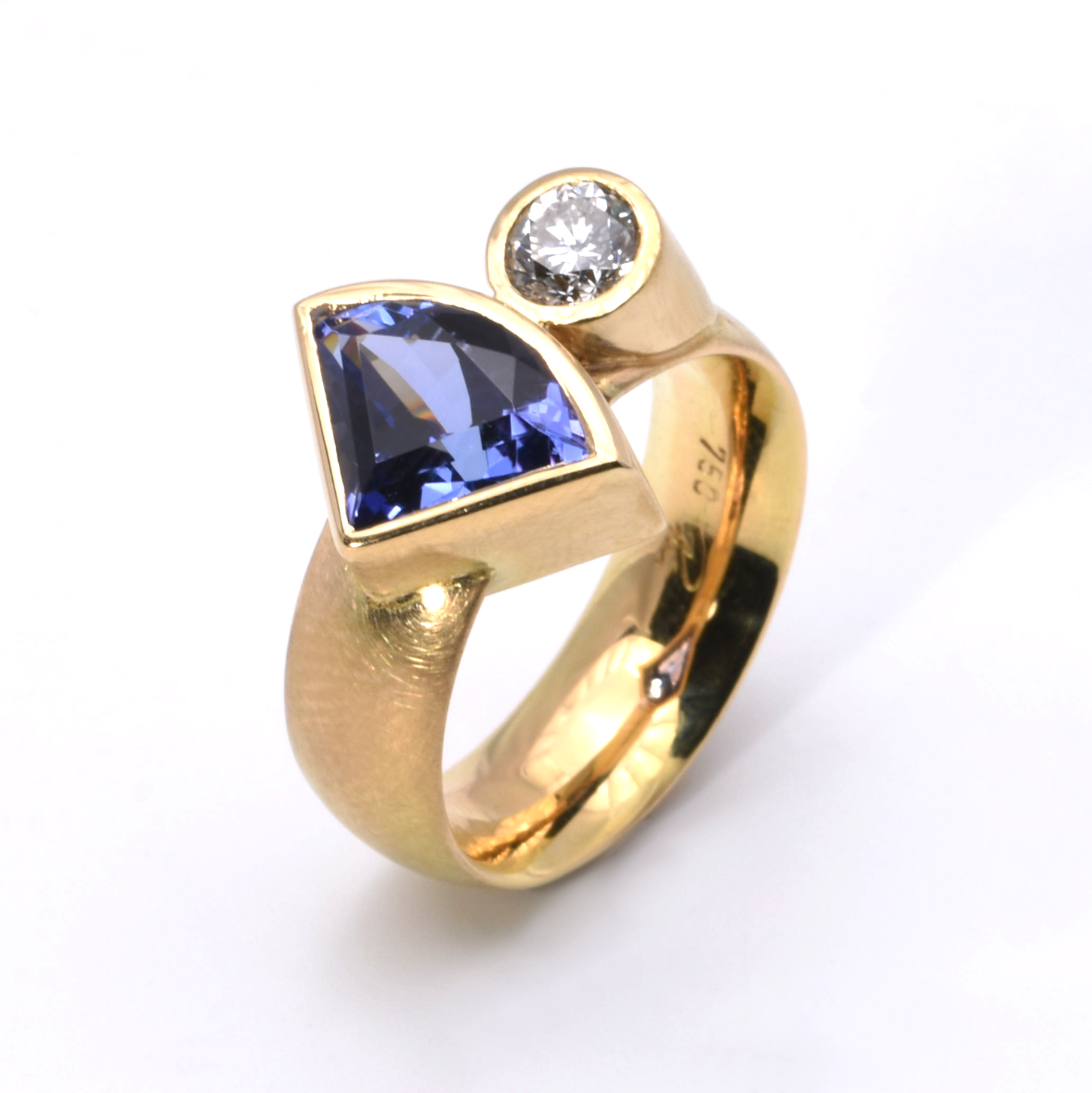 Ring mit Tansanit und 1 Brillanten