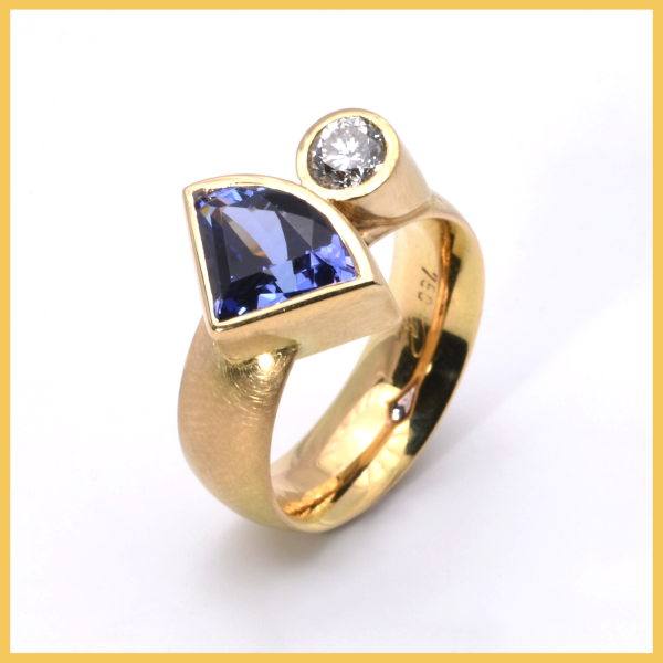 Ring mit Tansanit und 1 Brillanten