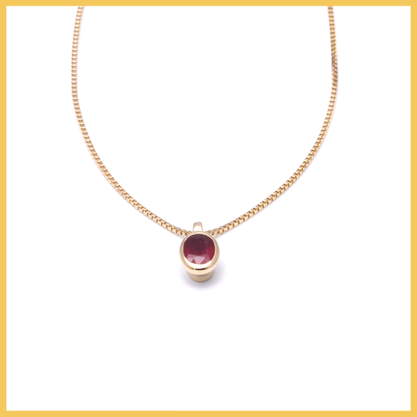 Kette mit Anhänger und roten Stein