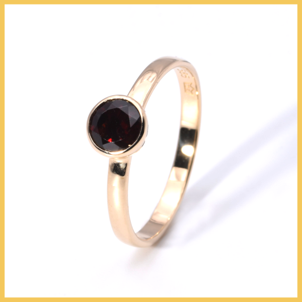 Ring mit roten Stein